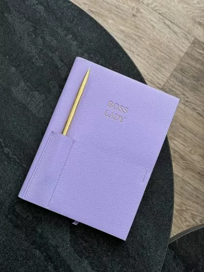 Блокнот Boss Lady (лавандовий) з ручкою в комплекті