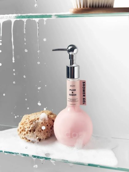 Парфумований гель для душу з Д-пантенолом, трегалозою, бетаїном та молочною кислотою | PLUM & CEDAR Dott 350 мл
