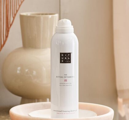 Гель-піна для душу Rituals The Ritual of Sakura 200 мл: білий балончик у керамічній чаші біля вази