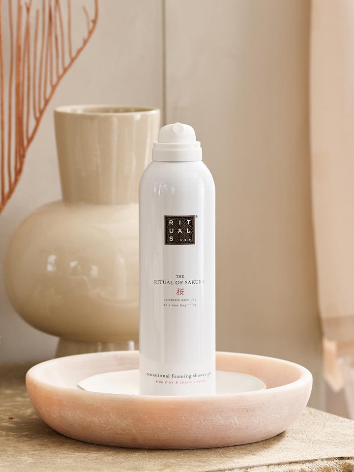 Гель-піна для душу Rituals The Ritual of Sakura 200 мл: білий балончик у керамічній чаші біля вази