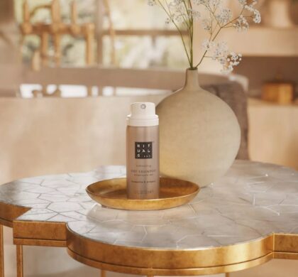 Сухий шампунь Rituals Elixir Dry Shampoo 50 мл на золотій таці на мармуровому столику