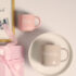 Чашки керамічні «Mommy&Mini» набір 2 шт., 380/195 мл: рожеві чашки Mummy і Mini поруч із подарунком