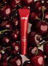 Блиск для губ LIPSS Cherry 8 мл: червона туба серед стиглих черешень