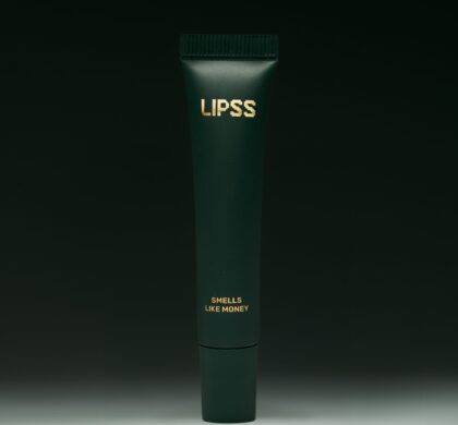 Блиск для губ LIPSS Smells like money 8 мл: темно-зелена туба з золотим логотипом на темному тлі