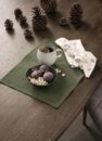 Серветки різдвяні Cloth Napkin 40×40 см: зелена серветка з чашкою та фруктами на дерев'яному столі