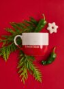 Чашка керамічна «Merry» 470 мл з написом Christmas серед хвойних гілок на червоному тлі
