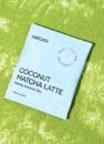 Кокосовий матча лате в саше 1шт: одне голубе саше MATCHER на зеленому порошку матча