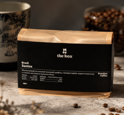 Кава мелена Brazil Santos (Black Edition) 250 г: пачка з чорною етикеткою the box серед кавових зерен