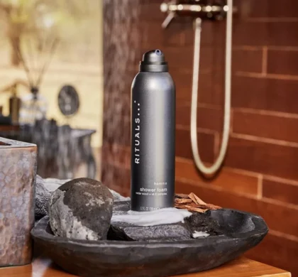 Гель-піна для душу Rituals The Ritual Of Homme 200 мл: сірий балончик на кам'яній чаші біля душу
