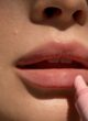 Блиск для губ LIPSS Rose: дівчина наносить рожевий блиск на губи, крупний план