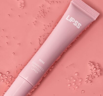 Блиск для губ LIPSS Rose 8 мл у рожевому тюбику на рожевому тлі з краплями води