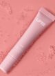 Блиск для губ LIPSS Rose 8 мл у рожевому тюбику на рожевому тлі з краплями води