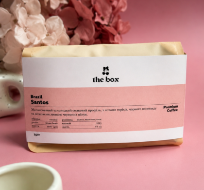 Кава мелена Brazil Santos (Pink Edition) 250 г: пачка з рожевою етикеткою the box на рожевому тлі з гортензією