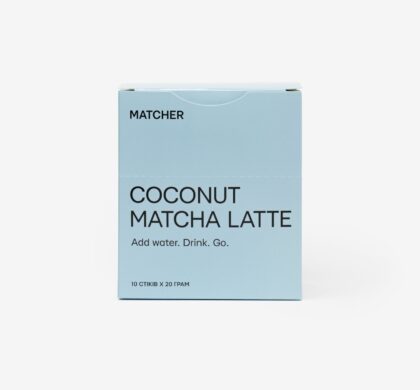 Кокосовий матча лате в саше 10 шт/уп.: голуба коробка MATCHER Coconut Matcha Latte на світлому тлі
