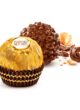 Цукерки «Ferrero Rocher» 200 г: цукерка в золотій фользі поруч із горіховою кулькою