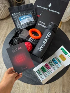 Листівка Sport Box у руці над відкритим боксом