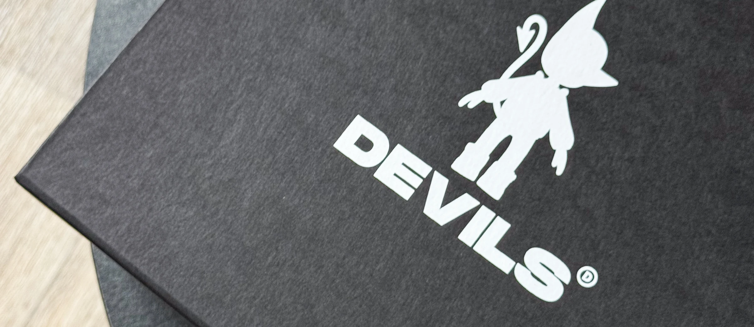 Чорна коробка з білим логотипом Devils