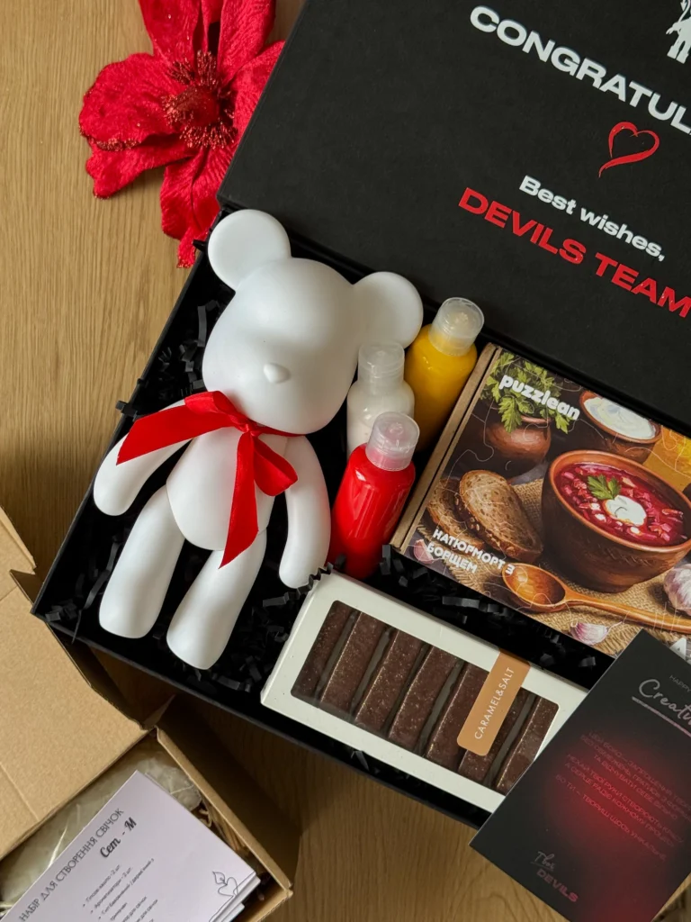 Святковий бокс Devils з фігуркою ведмедика й солодощами