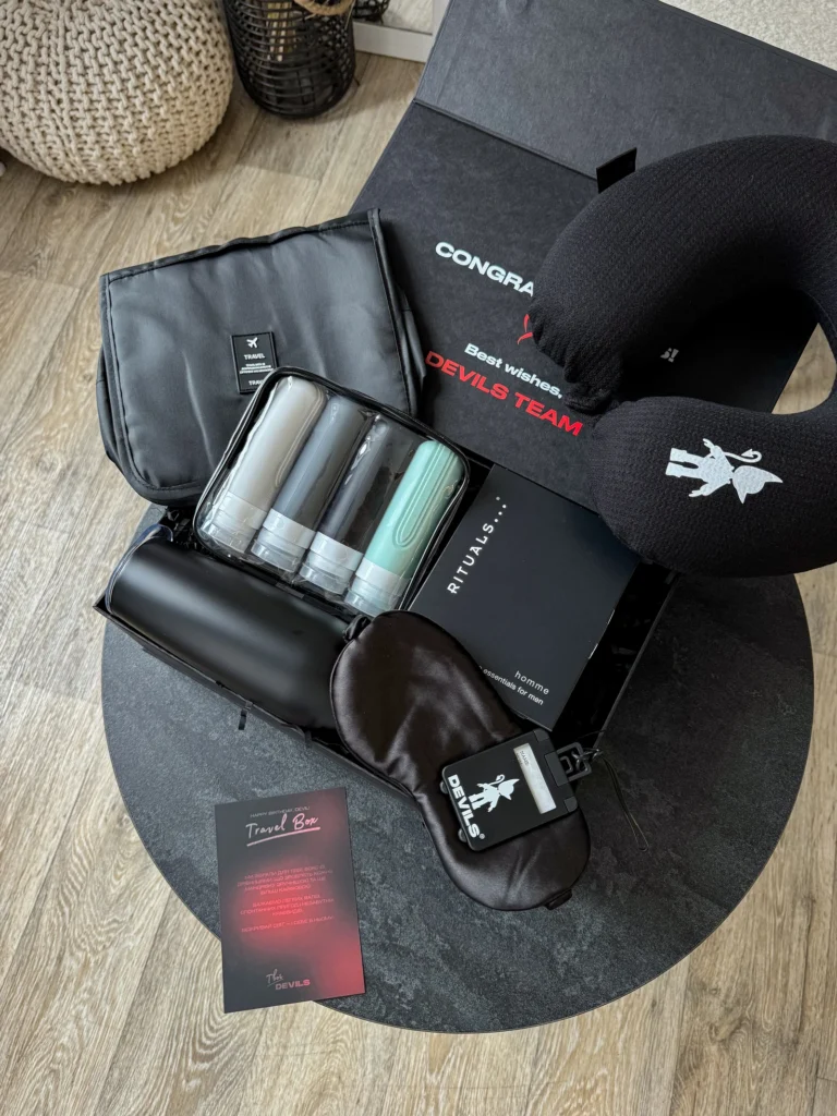 Travel Box Devils з подушкою для подорожей і маскою для сну