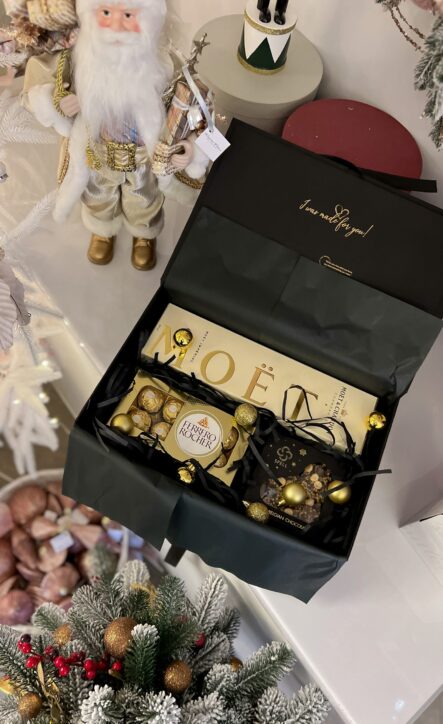Бокс FANCY: чорна коробка з Moët, цукерками Ferrero Rocher і золотими прикрасами серед новорічного декору