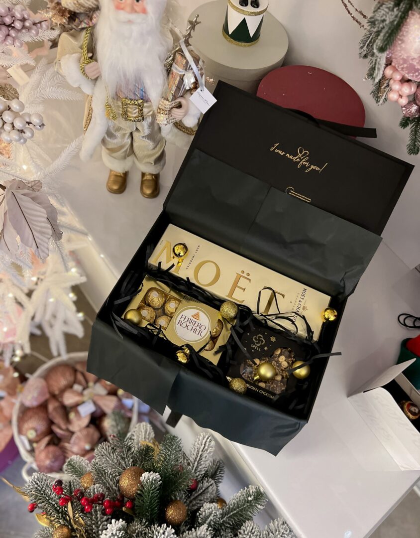 Бокс FANCY: чорна коробка з Moët, цукерками Ferrero Rocher і золотими прикрасами серед новорічного декору