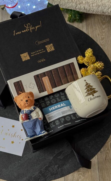 Бокс TEDDY TEA: чорна коробка з кухлем Christmas, свічкою-ведмедиком, чаєм Folks Herbal і шоколадом SPELL