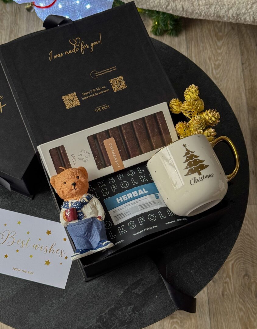 Бокс TEDDY TEA: чорна коробка з кухлем Christmas, свічкою-ведмедиком, чаєм Folks Herbal і шоколадом SPELL