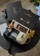 Бокс TEDDY TEA: відкрита коробка поруч із кришкою THE BOX і листівкою Best wishes