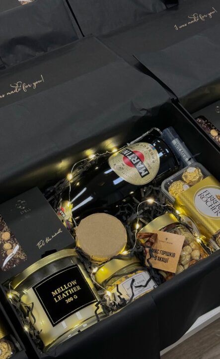 Бокс GOURMET: чорна коробка зі свічкою Mellow Leather, Martini, Ferrero Rocher, шоколадом і гірляндою