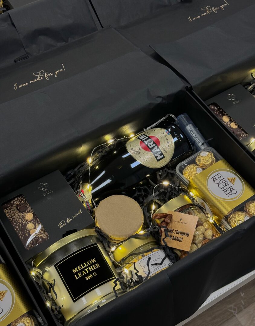 Бокс GOURMET: чорна коробка зі свічкою Mellow Leather, Martini, Ferrero Rocher, шоколадом і гірляндою