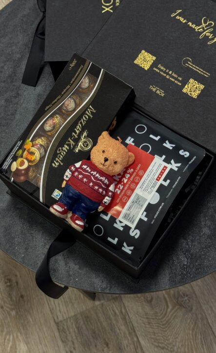 Бокс SWEET BEAR: чорна коробка з цукерками Mozart-Kugeln, свічкою-ведмедиком у светрі та какао Folks