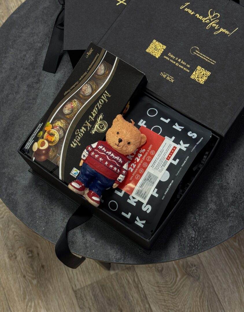 Бокс SWEET BEAR: чорна коробка з цукерками Mozart-Kugeln, свічкою-ведмедиком у светрі та какао Folks