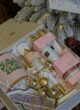 Бокс JINGLE BELLS зблизька: рожева чашка Jingle Bells, білий лускунчик і рожевий набір Rituals
