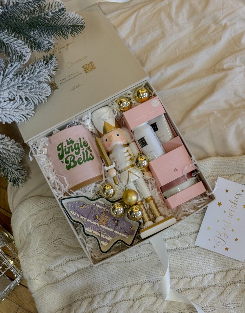 Бокс JINGLE BELLS: біла коробка з чашкою Jingle Bells, лускунчиком, набором Rituals і золотими кульками на пледі