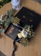 Бокс MAGIC SPELL: чорна коробка з букетиком бавовни, шоколадом Spell і сніжинками на деревʼяному столі
