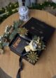 Бокс MAGIC SPELL: коробка на круглому столі поруч із ліхтариком, ялиновими гілками та гірляндою