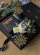 Бокс MAGIC SPELL: букетик, шоколад Spell і золоті сніжинки у відкритій чорній коробці зблизька