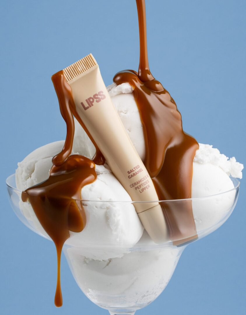 Блиск для губ LIPSS Salted Caramel 8 мл: бежева туба в креманці з морозивом і карамельним соусом