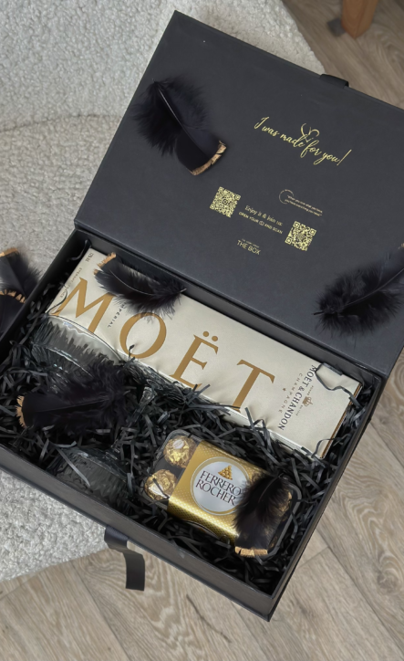 Бокс GOLDEN HOUR: чорна коробка з пляшкою Moët, цукерками Ferrero Rocher і чорним пір'ям на кріслі