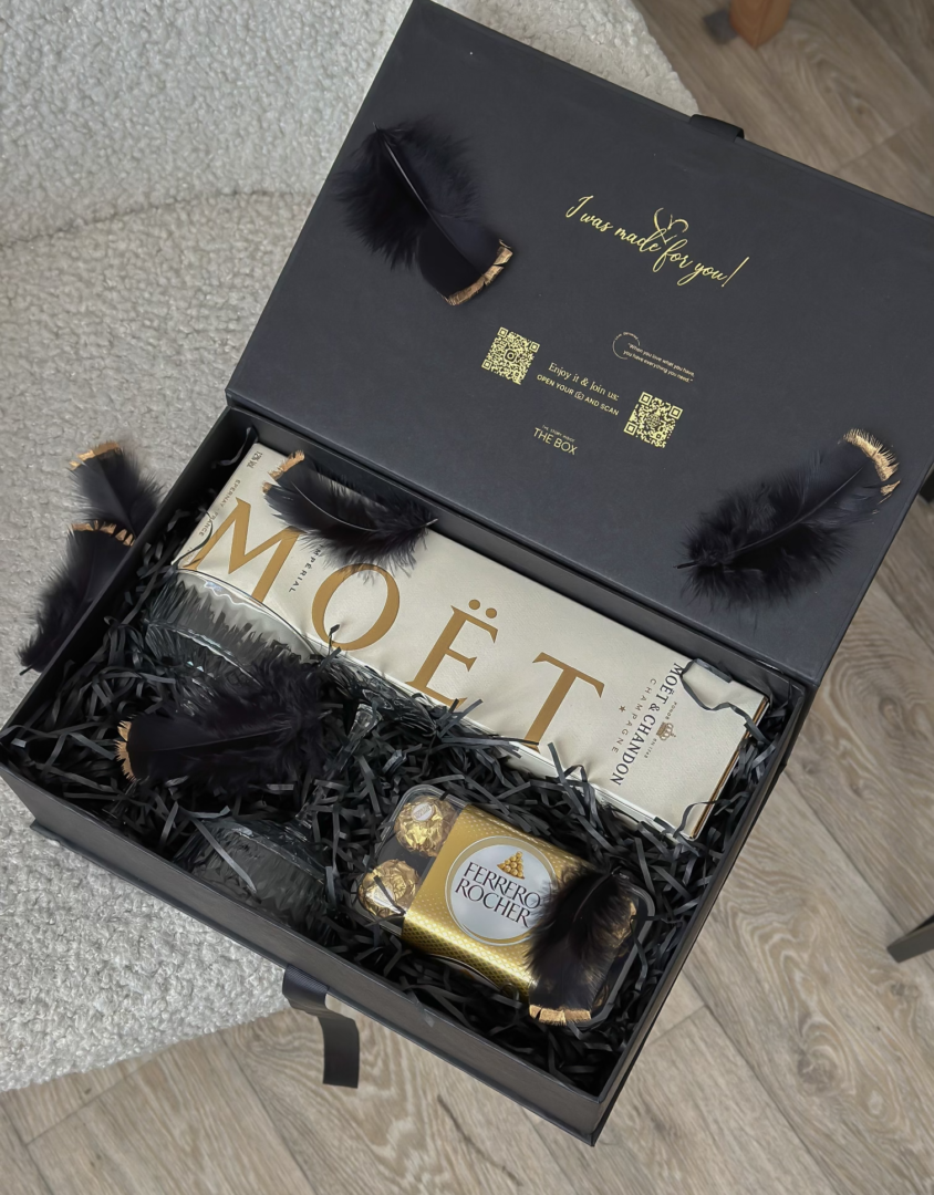 Бокс GOLDEN HOUR: чорна коробка з пляшкою Moët, цукерками Ferrero Rocher і чорним пір'ям на кріслі