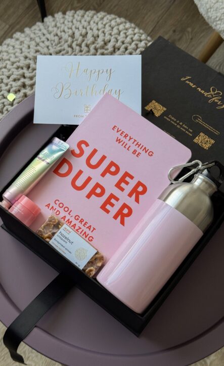 Бокс SPRING VIBE: чорна коробка з блокнотом SUPER DUPER, рожевою пляшкою, кремом і батончиком, листівка Happy Birthday