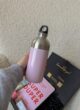 Бокс SPRING VIBE: рожева металева пляшка для води в руці над коробкою