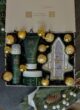 Бокс SUGAR PINE: вміст зверху, зелені засоби Rituals, бляшанка-ялинка та Ferrero Rocher