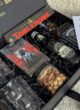 Бокс PLAY TIME: Toblerone, кола Fentimans, горіхи та кришталеві склянки в коробці зблизька