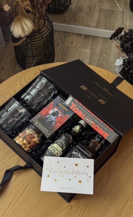 Бокс PLAY TIME: чорна коробка з Jack Daniel's, склянками, грою «Мафія», Toblerone і листівкою Congratulations
