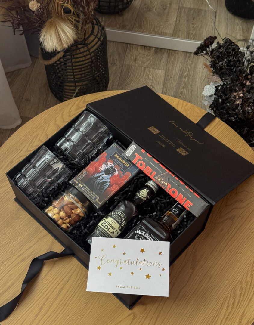 Бокс PLAY TIME: чорна коробка з Jack Daniel's, склянками, грою «Мафія», Toblerone і листівкою Congratulations