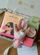 Бокс I AM COOL згори: картки, букетик, Raspberry Crumble, свічка й маска Carenel у білому наповнювачі