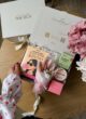 Бокс I AM COOL: відкрита коробка з картками, свічкою Aumi, Raspberry Crumble і сухоцвітами на дерев'яному столі