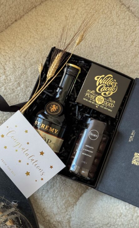 Бокс BLACK GOLD: чорна коробка з бренді St-Remy VSOP, шоколадом Willie's Cacao, колосками та листівкою Congratulations