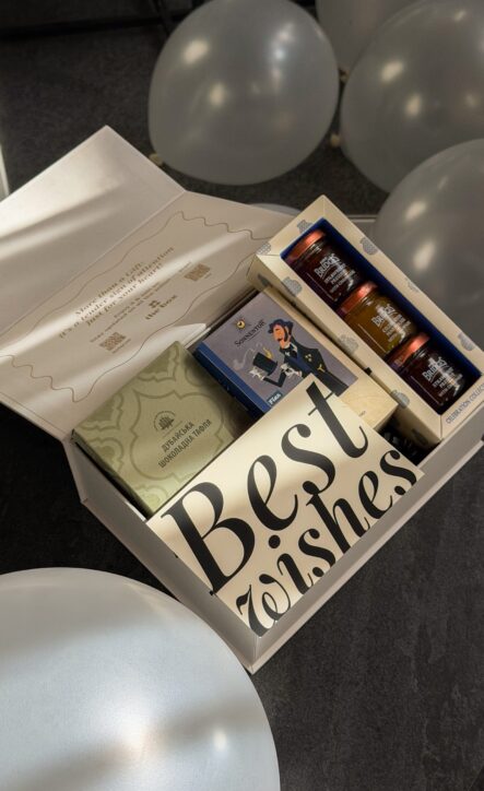 Бокс DUBAI CHARM: біла коробка з листівкою Best wishes, чаєм Sonnentor Earl Grey і трьома баночками серед кульок